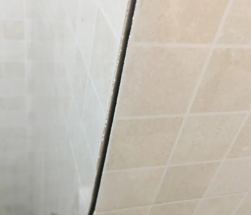 凤凰瓷砖空鼓维修公司分享阳台瓷砖脱落的修复过程可以分为以下几个步骤