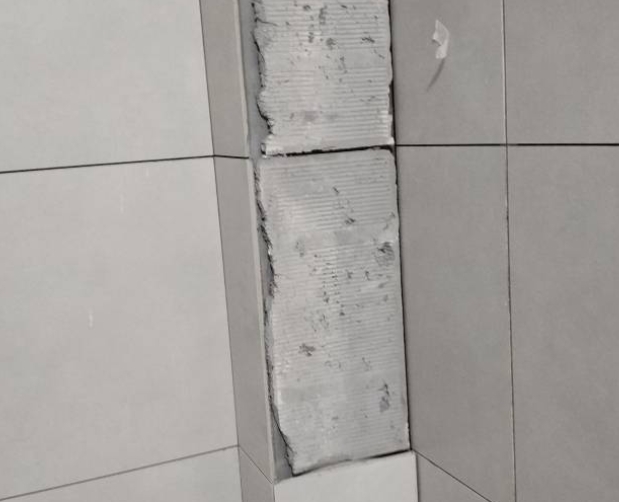 凤凰瓷砖空鼓维修公司分享下瓷砖施工前基层浇水润湿程度不足，可能导致以下问题