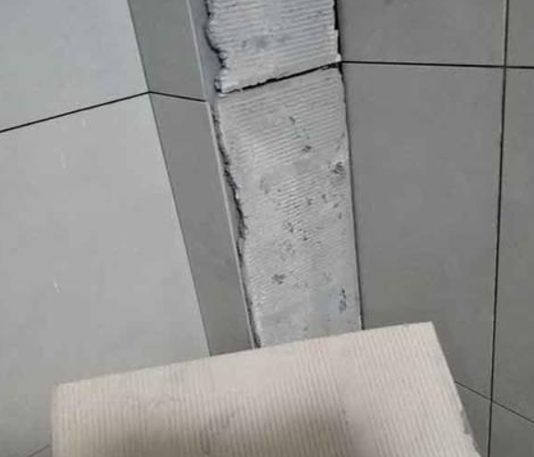凤凰瓷砖空鼓维修公司分享下厨房瓷砖脱落的补救措施。